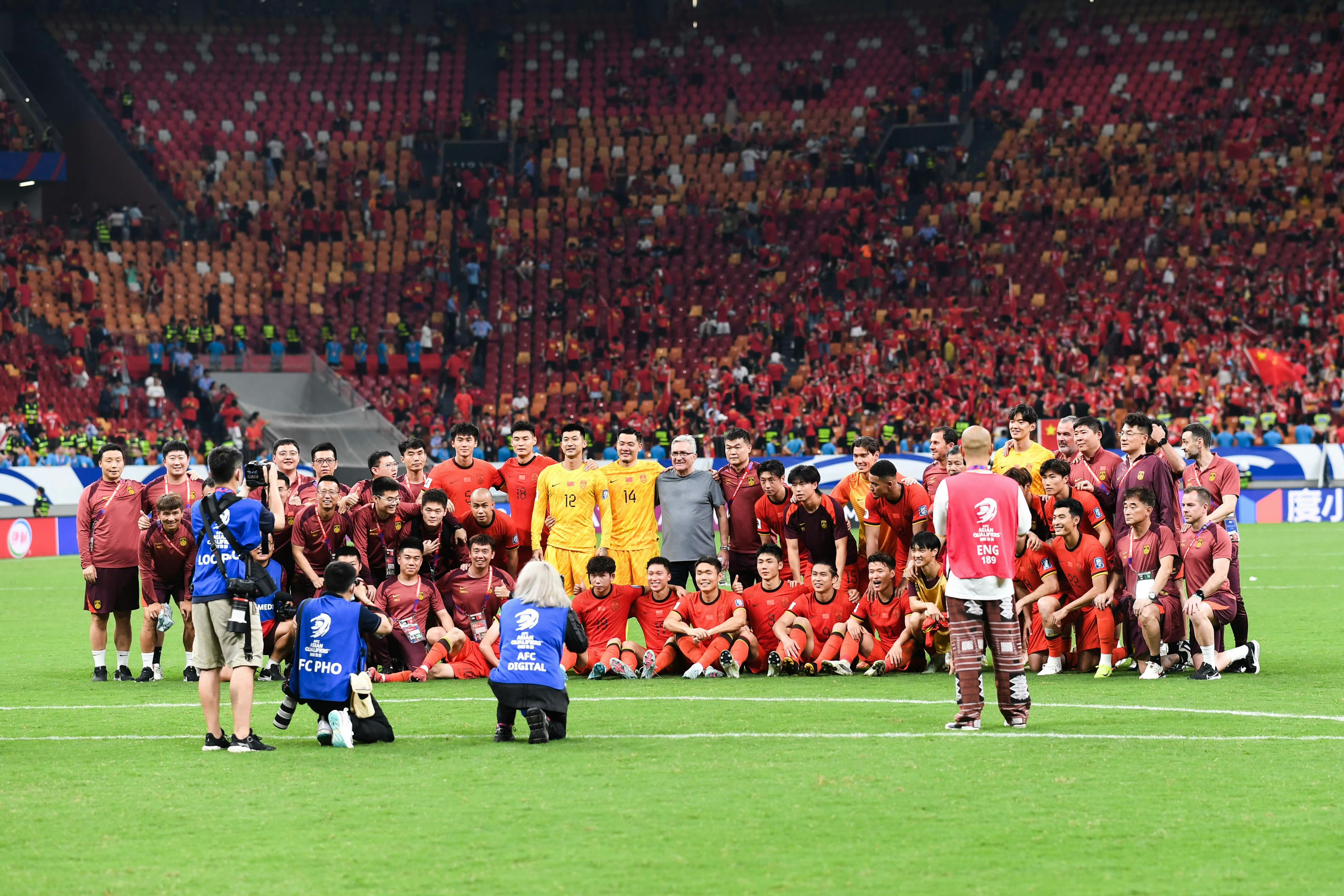 国内顶尖足球赛场上演巅峰对决,实力悬殊难以预测 国内顶尖足球赛场上演巅峰对决,实力悬殊难以预测