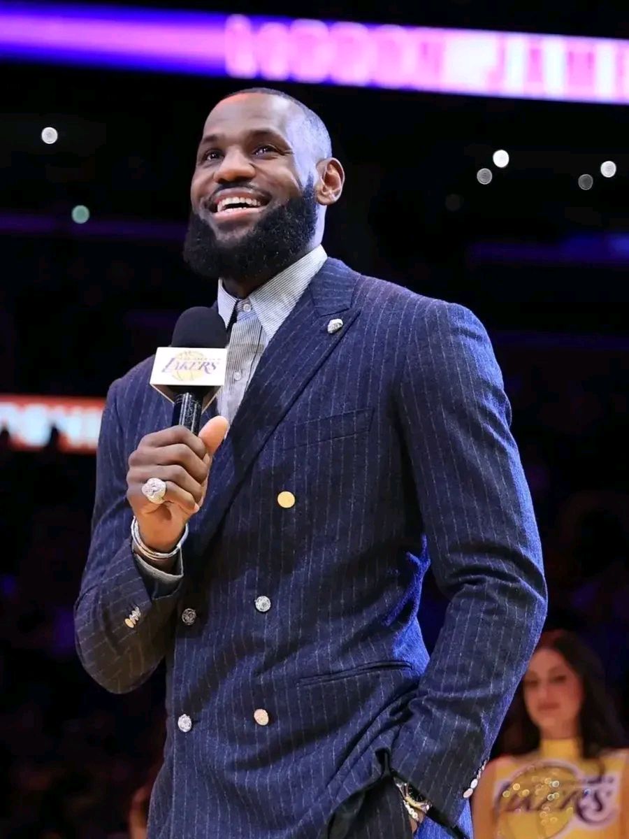 关于雄鹿完胜广州队，詹姆斯刷新纪录的信息