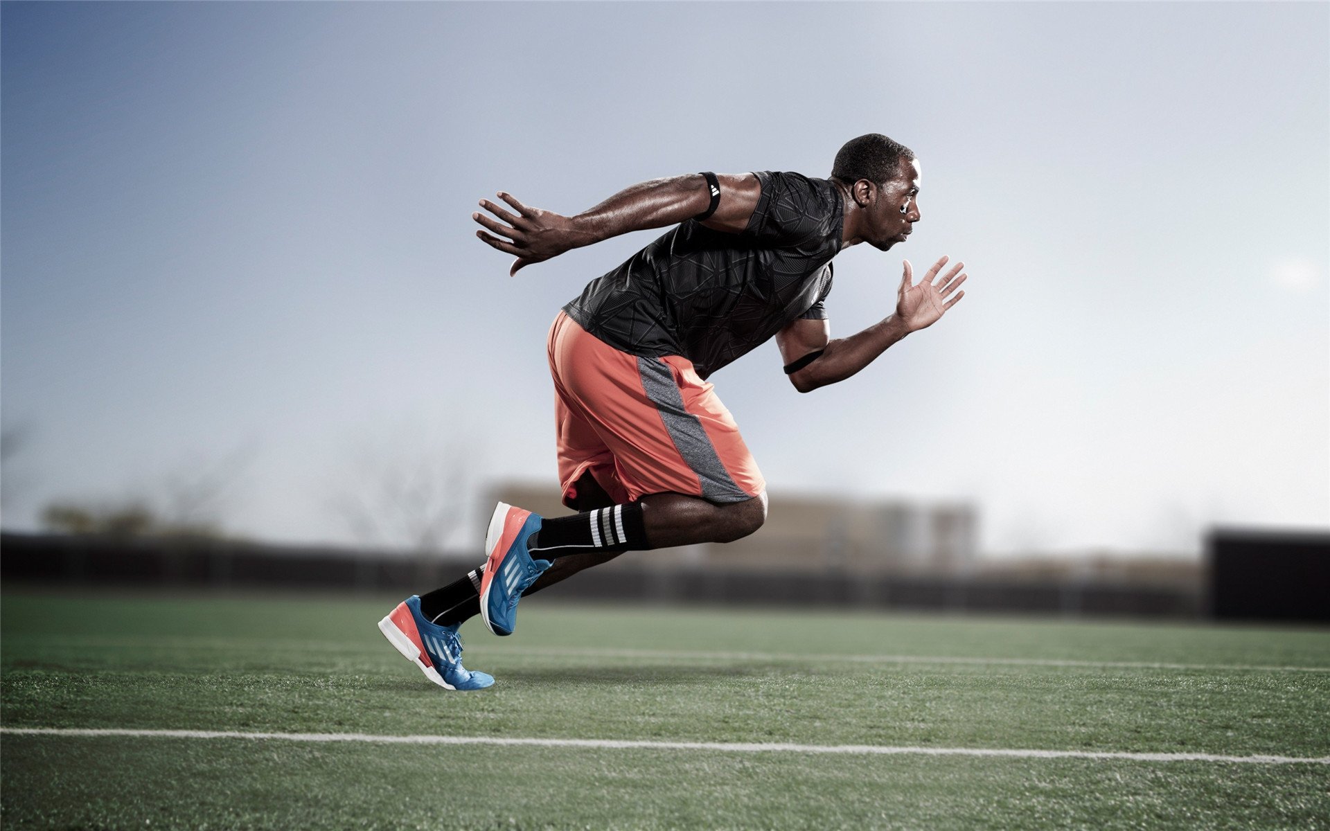 赛道狂飙联姻绿茵传奇，F1街道赛末节的魔幻现实主义逆转